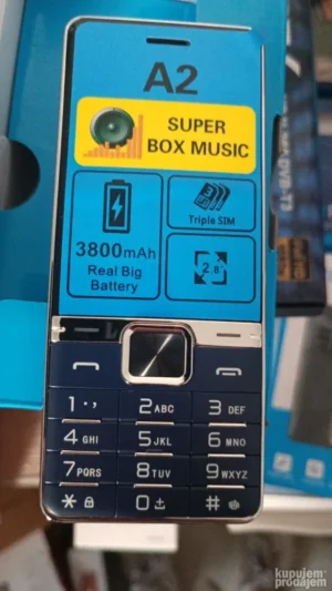 Mobilni telefon sa velikim ekranom, tasterima i srpskim menijem