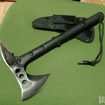 Na slici je prikazana Tomahawk sekirica crna i maskirna sa zaštitnom najlonskom futrolom. Oštro sečivo i čekić u zadnjem delu čine je savršenom za teren.
