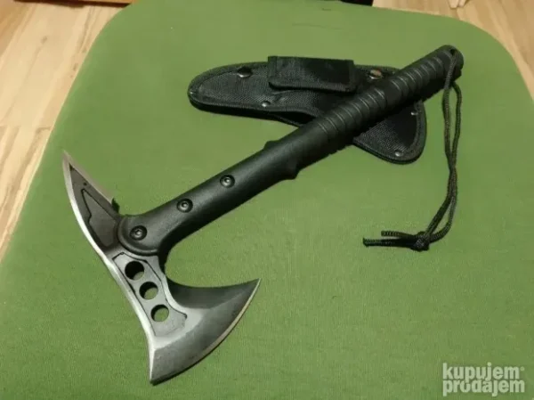 Na slici je prikazana Tomahawk sekirica crna i maskirna sa zaštitnom najlonskom futrolom. Oštro sečivo i čekić u zadnjem delu čine je savršenom za teren.
