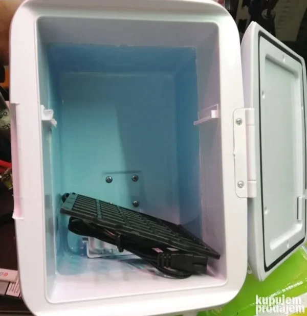 Mini frižider 12V za auto 4L