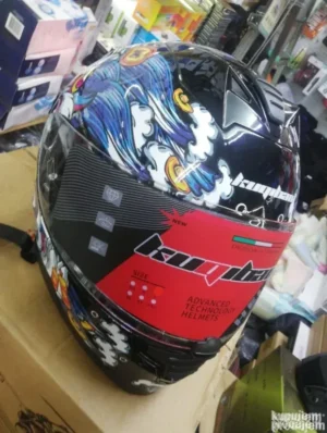 Kaciga sa integrisanim naočarima i atestom