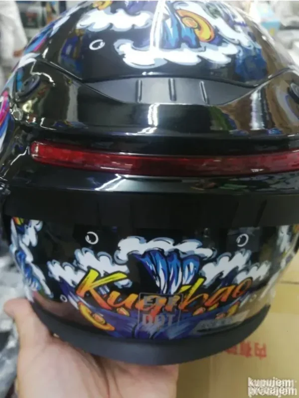 Kaciga sa integrisanim naočarima i atestom