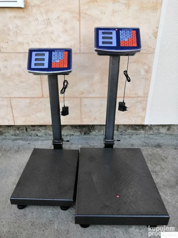 Digitalna vaga sa metalnim postoljem i LCD displejem, prikazana u radnom položaju, idealna za merenje robe u prodavnicama i magacinima.