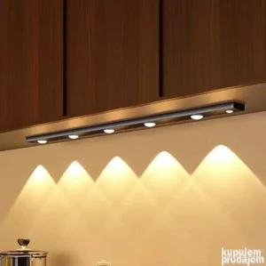 LED svetlo sa senzorom pokreta dužine 60/80 cm postavljeno ispod kuhinjskog elementa, sa prikazanim magnetnim nosačem i modernim belim LED osvetljenjem.