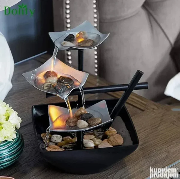 Minimalistička sobna fontana sa tri nivoa i ugrađenim vodopadom, prikazana sa dekorativnim kamenjem i tihom potopnom pumpom.