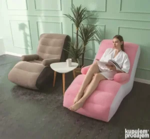 Fotelja lenjivac na naduvavanje u tamnoj boji, postavljena u dnevnoj sobi, oblikovana za maksimalnu udobnost sa ergonomskim naslonom i mekanom antilop teksturom.