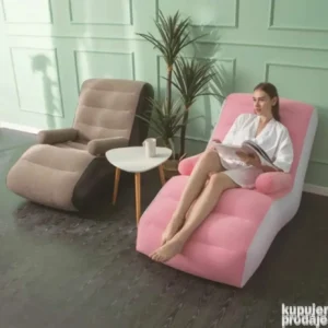 Fotelja lenjivac na naduvavanje u tamnoj boji, postavljena u dnevnoj sobi, oblikovana za maksimalnu udobnost sa ergonomskim naslonom i mekanom antilop teksturom.