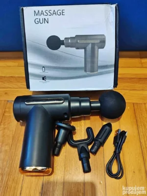 Masažer pištolj sa više nastavaka i punjačem, prikazan u pakovanju ili uz dodatnu opremu.