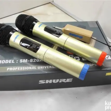 Dva SHURE bežična mikrofona SM-820A sa bazom i LED indikatorima, prikaz kompletnog seta u fabričkoj ambalaži.