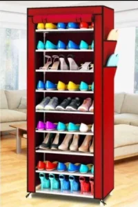 Platneni sklopivi cipelarnik sa višeslojnim policama i zatvarajućom prednjom stranom, prikazan sa uredno poslaganom obućom.