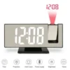 tmb-300x300-165156804-6608104b502b96-2827565248942f66-7fea-4 Digitalni LED sat sa rotirajućim projektorom koji projektuje vreme na zid, prikazan sa osvetljenim displejem.