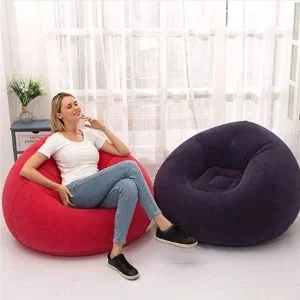 Lazy bag sofa na naduvavanje u modernom dizajnu, prikazana naduvana uz pripadajuću pumpu.