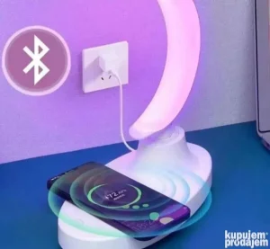 LED lampa u obliku Meseca sa RGB osvetljenjem, Bluetooth zvučnikom i integrisanim bežičnim punjačem na drvenom postolju.