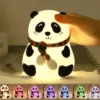 Silikonska LED panda lampa sa daljinskim upravljačem, u nežnom belom svetlu, idealna za dečiju sobu.