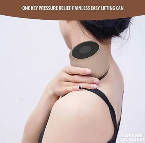 Električni masažer sa šest vakum šoljica i digitalnim kontrolama, prikazan tokom terapije na leđima i ramenima.