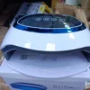 UV LED lampa Sun C1 Plus sa širokim otvorom i 54 LED diode, prikazana u radu tokom sušenja gel laka.