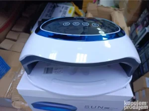 UV LED lampa Sun C1 Plus sa širokim otvorom i 54 LED diode, prikazana u radu tokom sušenja gel laka.