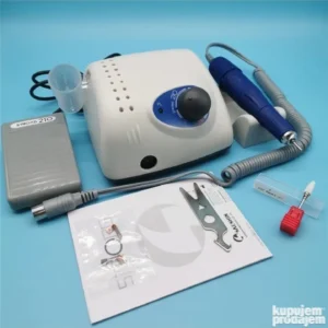 Strong 210 električna turpija sa ručnim delom, pedalom i dodatnom opremom, prikazana u kompletnom manikir setu.