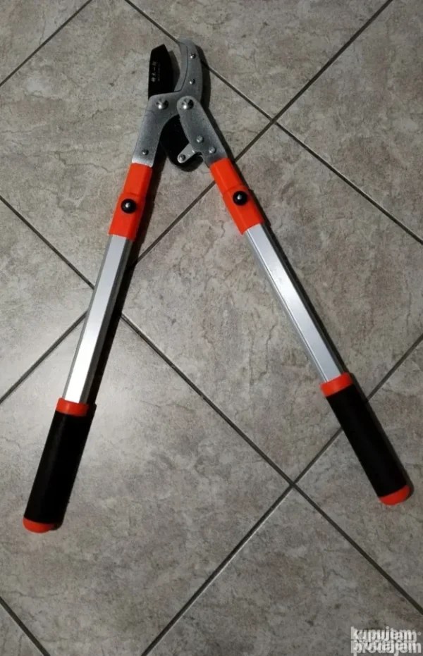 Teleskopske Makaze za Orezivanje – Lako i Brzo Sečenje Grana